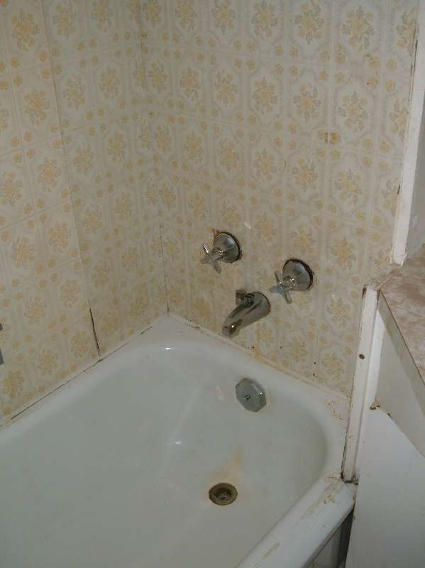 Original Retro-House bathroom.